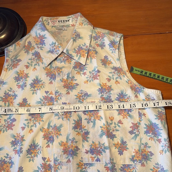 Vintage Guess button down sleeveless top. Size small. - Picture 4 of 4